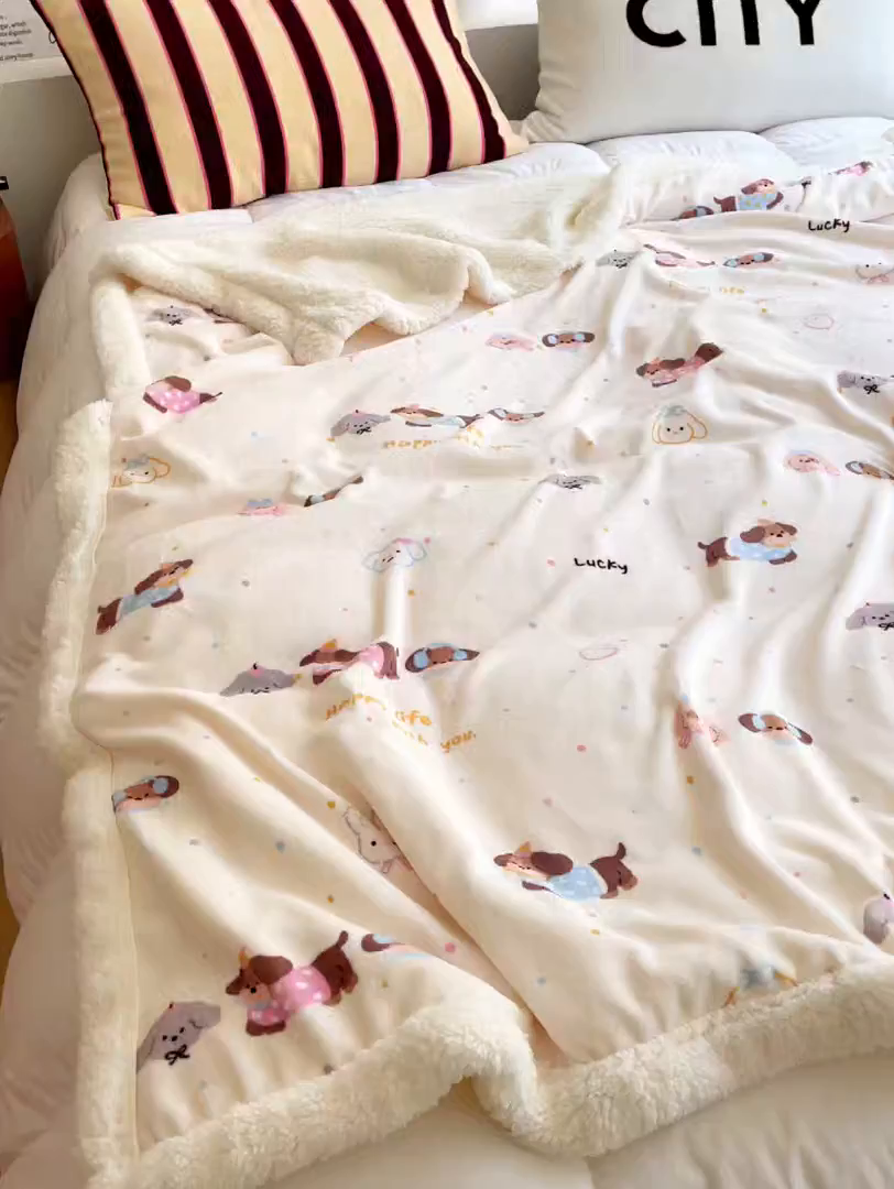 91家纺网 家纺一手货源 找家纺 十里居 2025新款印花牛奶绒羊羔绒盖毯毛毯午休毯卡通多功能沙发毯 小狗派对