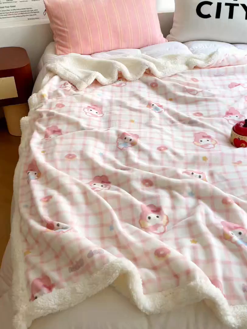 91家纺网 家纺一手货源 找家纺 十里居 2025新款印花牛奶绒羊羔绒盖毯毛毯午休毯卡通多功能沙发毯 甜甜圈兔兔