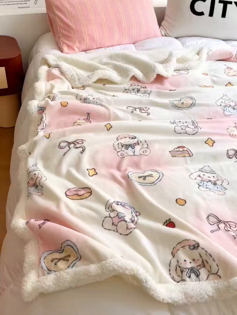 91家纺网 家纺一手货源 找家纺 十里居 2025新款印花牛奶绒羊羔绒盖毯毛毯午休毯卡通多功能沙发毯 兔兔玩偶