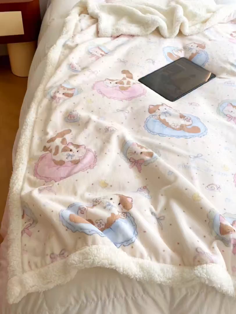 91家纺网 家纺一手货源 找家纺 十里居 2025新款印花牛奶绒羊羔绒盖毯毛毯午休毯卡通多功能沙发毯 蛋糕小猫