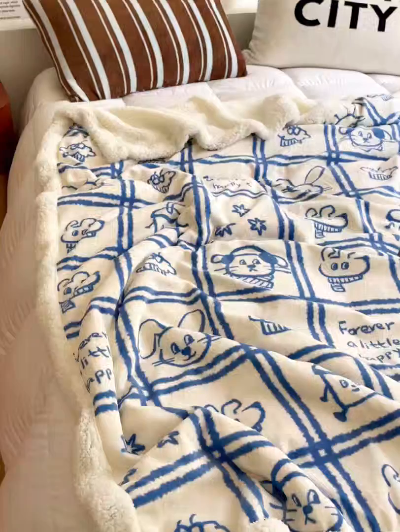 91家纺网 家纺一手货源 找家纺 十里居 2025新款印花牛奶绒羊羔绒盖毯毛毯午休毯卡通多功能沙发毯 蓝色涂鸦