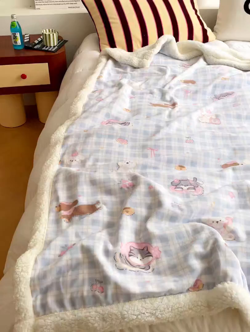 91家纺网 家纺一手货源 找家纺 十里居 2025新款印花牛奶绒羊羔绒盖毯毛毯午休毯卡通多功能沙发毯 蓝格小猫