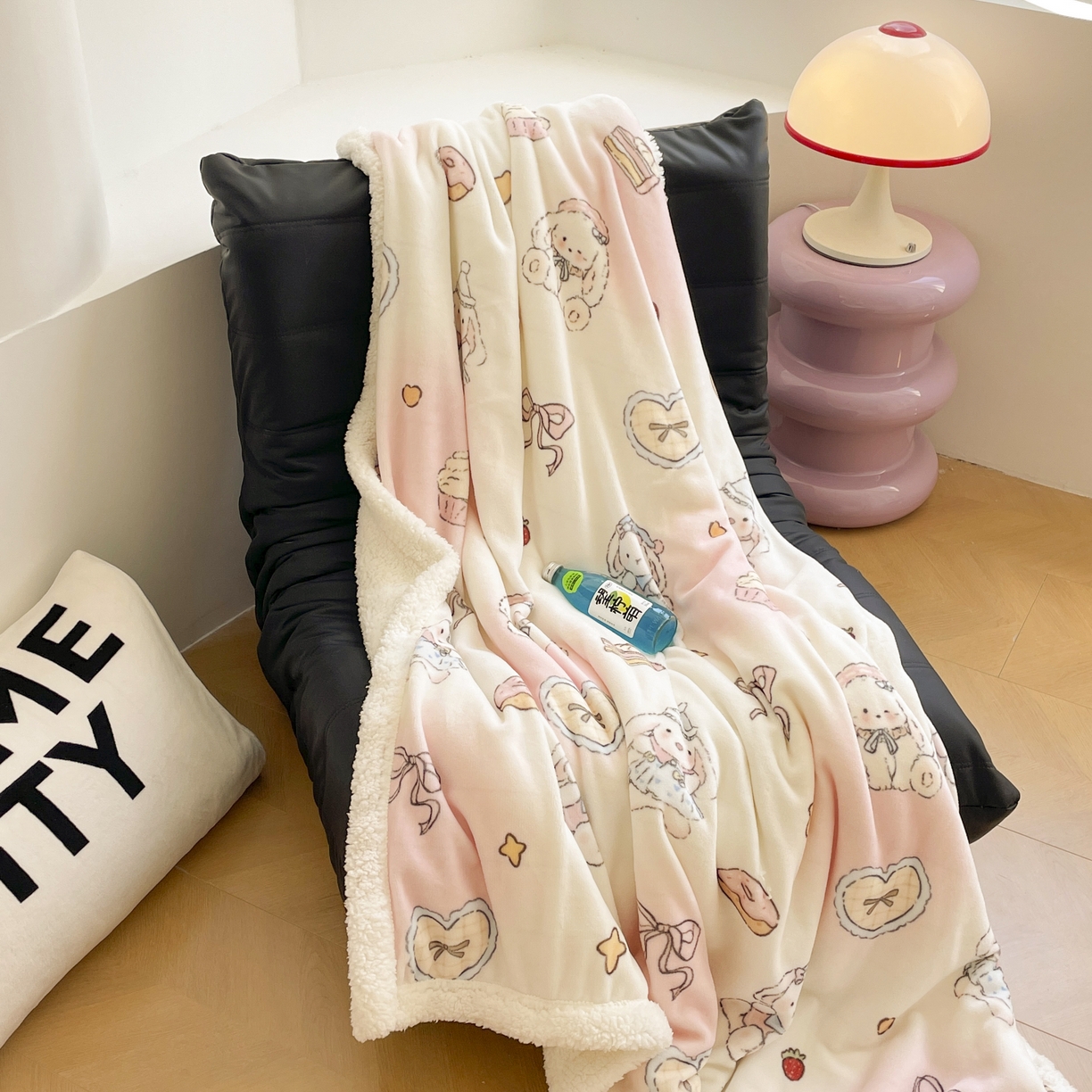 91家纺网 家纺一手货源 找家纺 十里居 2025新款印花牛奶绒羊羔绒盖毯毛毯午休毯卡通多功能沙发毯 兔兔玩偶