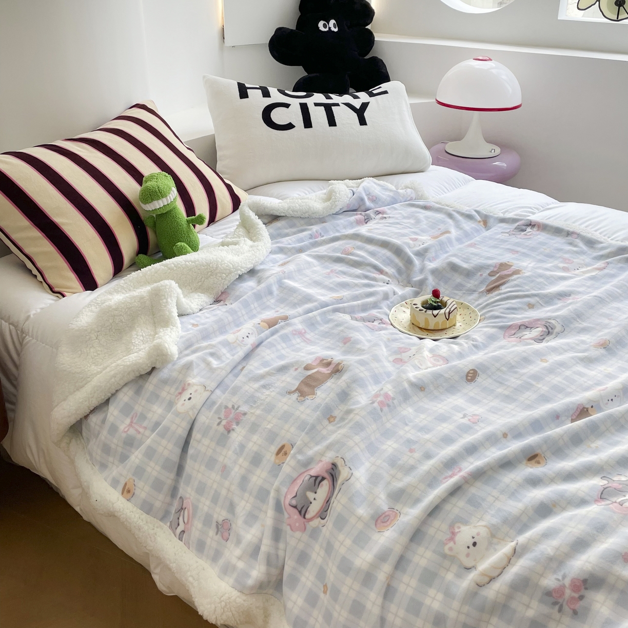 91家纺网 家纺一手货源 找家纺 十里居 2025新款印花牛奶绒羊羔绒盖毯毛毯午休毯卡通多功能沙发毯 蓝格小猫