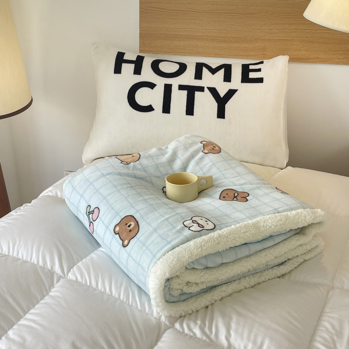 91家纺网 家纺一手货源 找家纺 十里居 2025新款印花牛奶绒羊羔绒盖毯毛毯午休毯卡通多功能沙发毯 萌仔派对