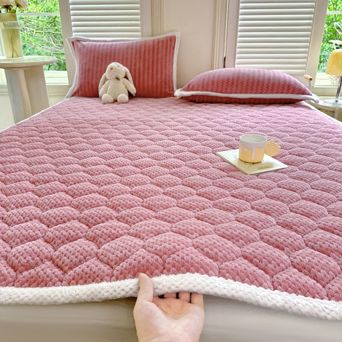 91家纺网 家纺一手货源 找家纺 正邦家纺 2025新款云豆绒加厚保暖夹棉软床垫上下铺床褥学生床护垫 合欢红