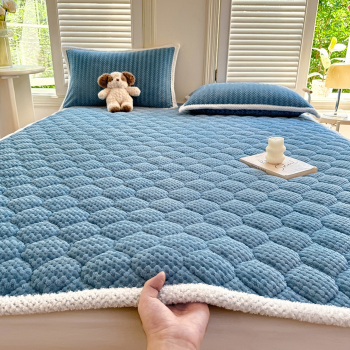 91家纺网 家纺一手货源 找家纺 正邦家纺 2025新款云豆绒加厚保暖夹棉软床垫上下铺床褥学生床护垫 秋波蓝