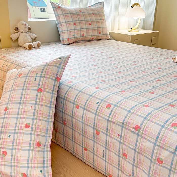 91家纺网 家纺一手货源 找家纺 帛织澜家纺 2025新款12868全棉喷气印花床单单件 草莓派-A版