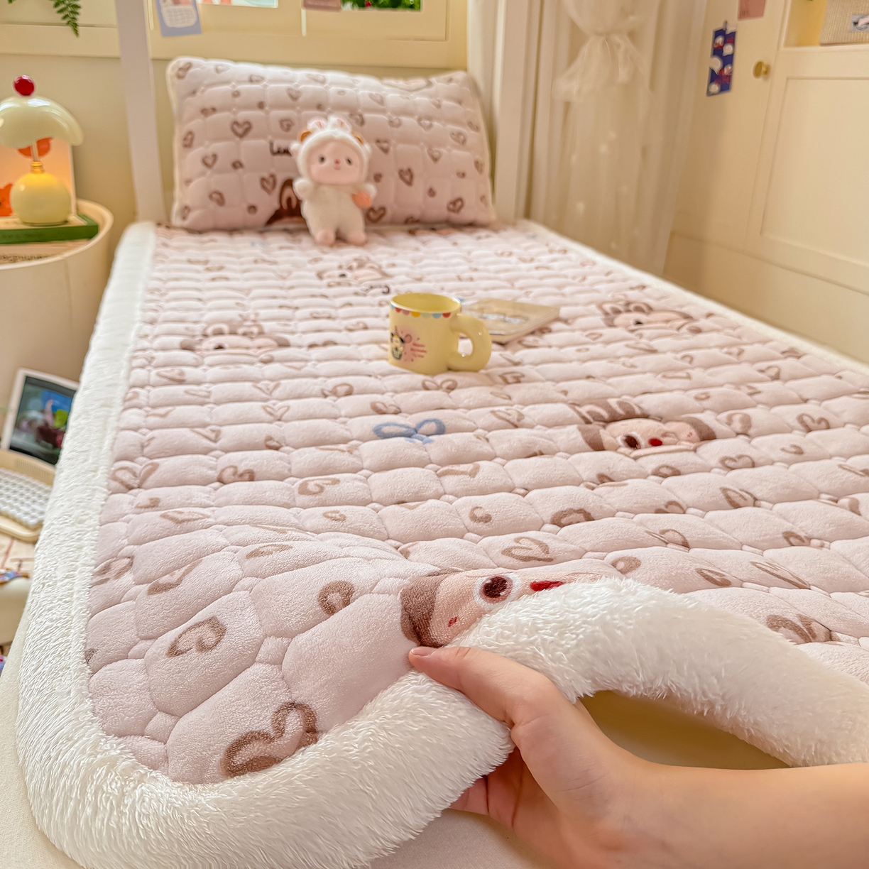 91家纺网 家纺一手货源 找家纺 眠势力 2025新款牛奶绒学生床垫加绒牛奶绒床褥子秋冬保暖珊瑚绒夹棉上下铺床护垫 爱心布布-牛奶绒床垫