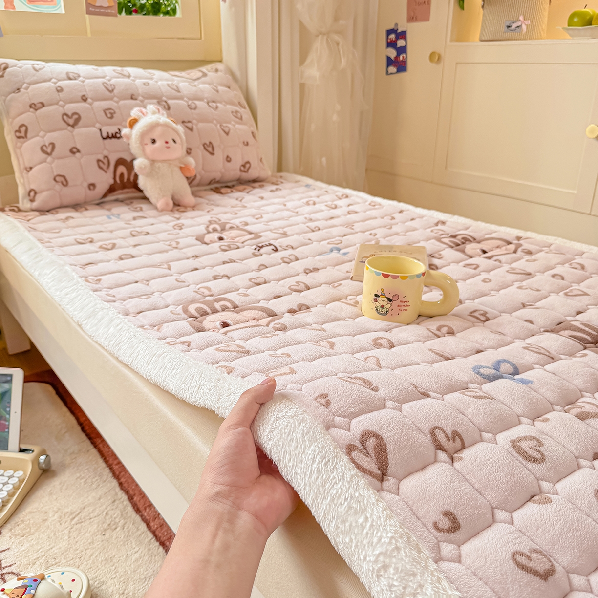 91家纺网 家纺一手货源 找家纺 眠势力 2025新款牛奶绒学生床垫加绒牛奶绒床褥子秋冬保暖珊瑚绒夹棉上下铺床护垫 爱心布布-牛奶绒床垫