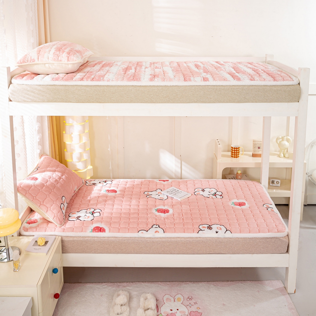 91家纺网 家纺一手货源 找家纺 眠势力 2025新款牛奶绒学生床垫加绒牛奶绒床褥子秋冬保暖珊瑚绒夹棉上下铺床护垫 草莓兔-牛奶绒床垫