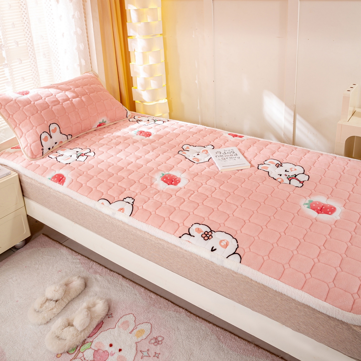 91家纺网 家纺一手货源 找家纺 眠势力 2025新款牛奶绒学生床垫加绒牛奶绒床褥子秋冬保暖珊瑚绒夹棉上下铺床护垫 草莓兔-牛奶绒床垫