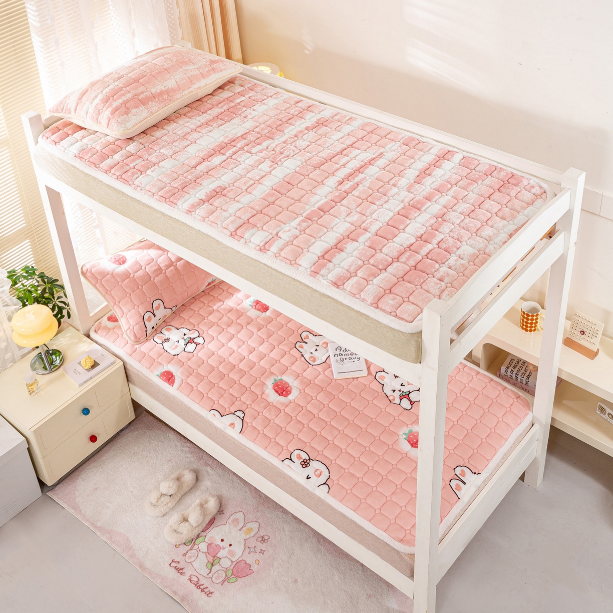 91家纺网 家纺一手货源 找家纺 眠势力 2025新款牛奶绒学生床垫加绒牛奶绒床褥子秋冬保暖珊瑚绒夹棉上下铺床护垫 草莓兔-牛奶绒床垫