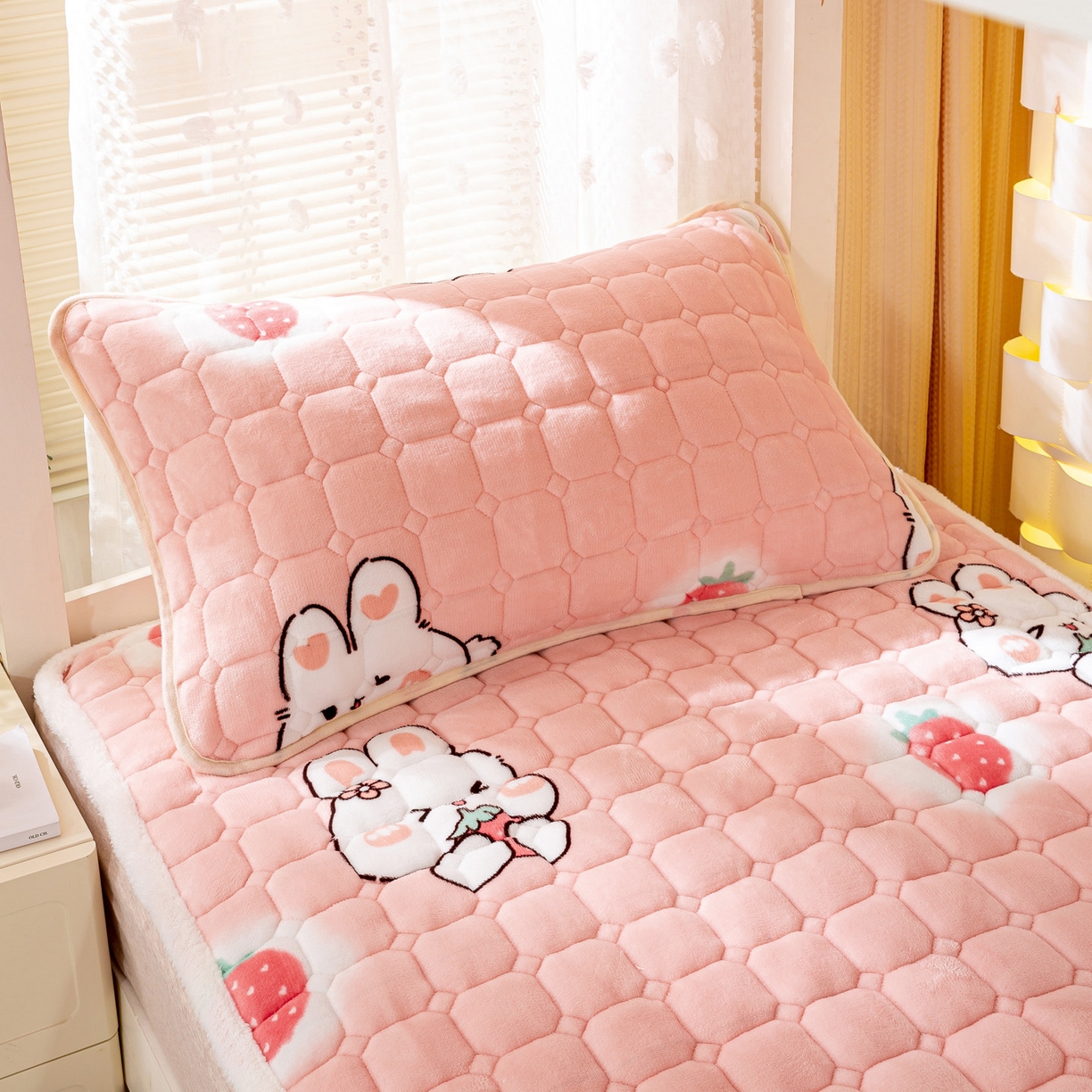 91家纺网 家纺一手货源 找家纺 眠势力 2025新款牛奶绒学生床垫加绒牛奶绒床褥子秋冬保暖珊瑚绒夹棉上下铺床护垫 草莓兔-牛奶绒床垫