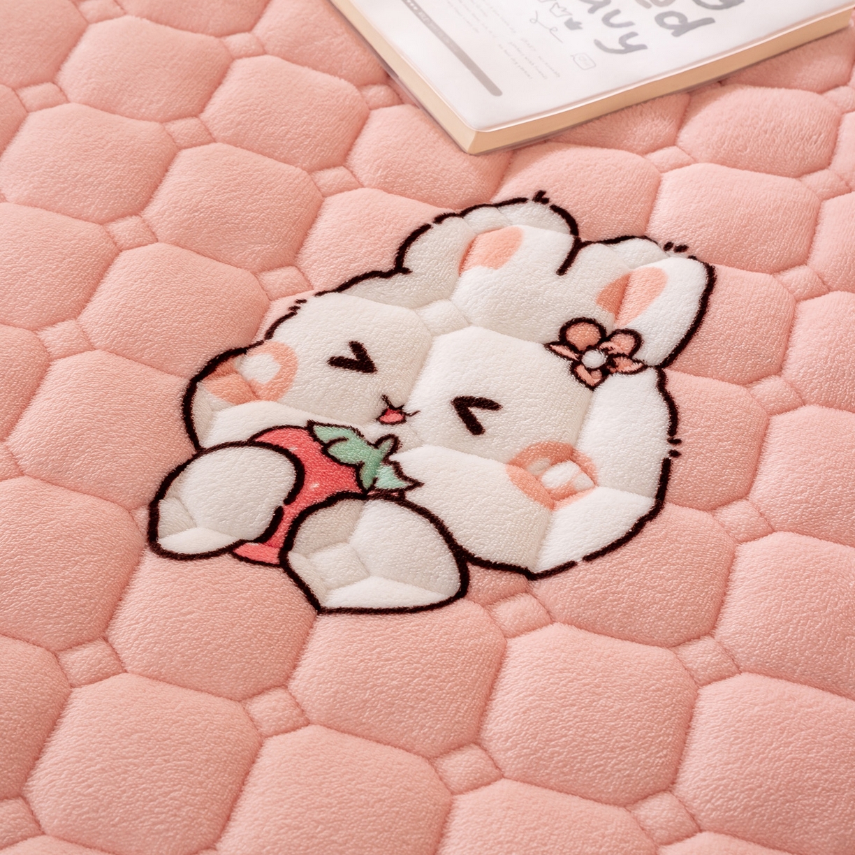 91家纺网 家纺一手货源 找家纺 眠势力 2025新款牛奶绒学生床垫加绒牛奶绒床褥子秋冬保暖珊瑚绒夹棉上下铺床护垫 草莓兔-牛奶绒床垫