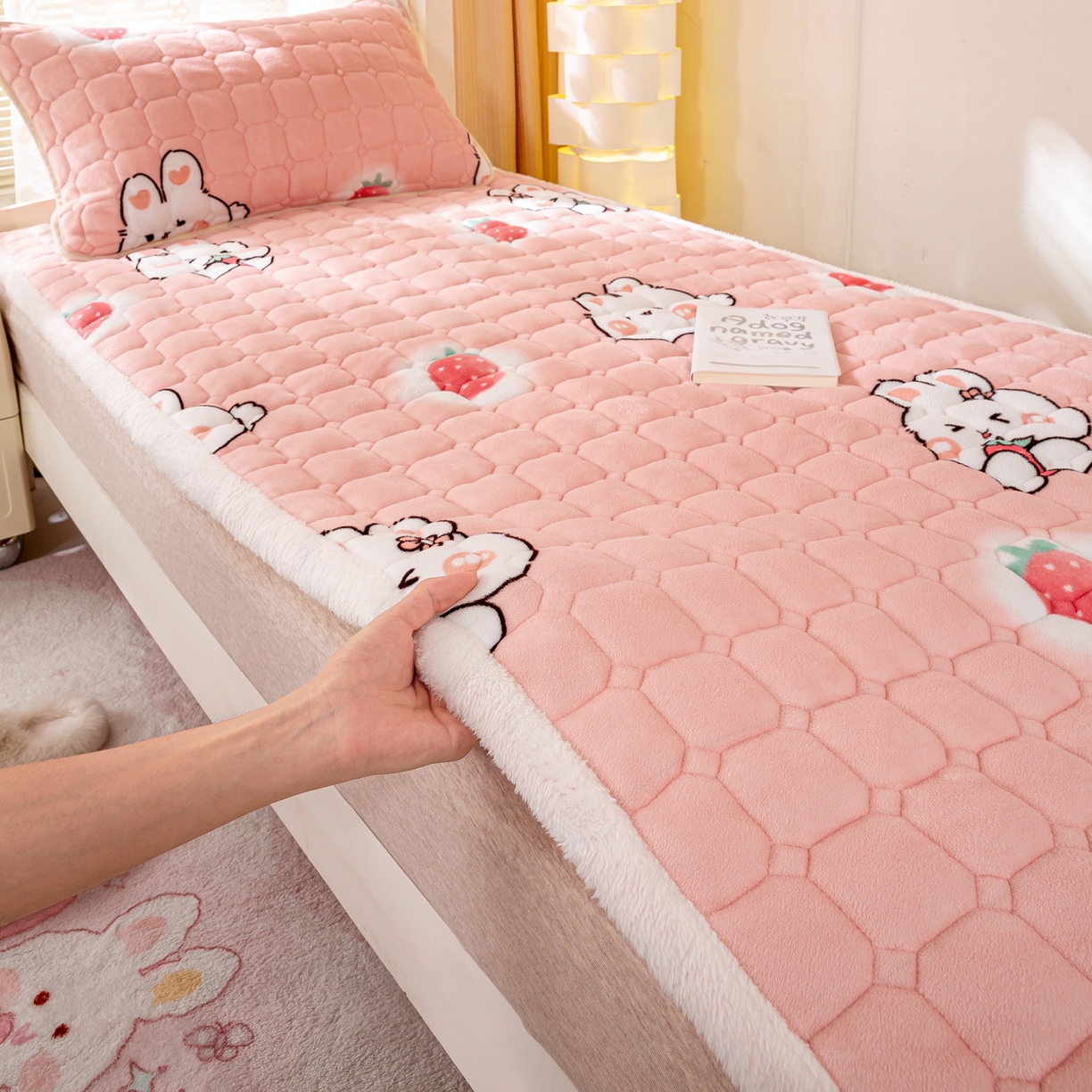 91家纺网 家纺一手货源 找家纺 眠势力 2025新款牛奶绒学生床垫加绒牛奶绒床褥子秋冬保暖珊瑚绒夹棉上下铺床护垫 草莓兔-牛奶绒床垫