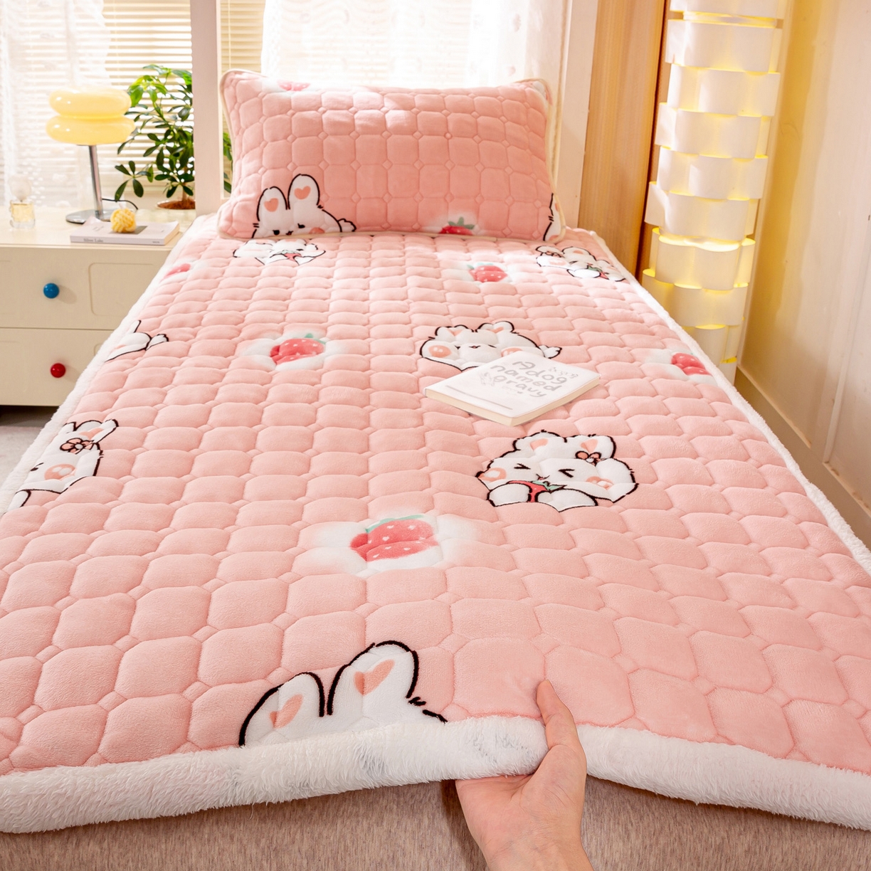 91家纺网 家纺一手货源 找家纺 眠势力 2025新款牛奶绒学生床垫加绒牛奶绒床褥子秋冬保暖珊瑚绒夹棉上下铺床护垫 草莓兔-牛奶绒床垫