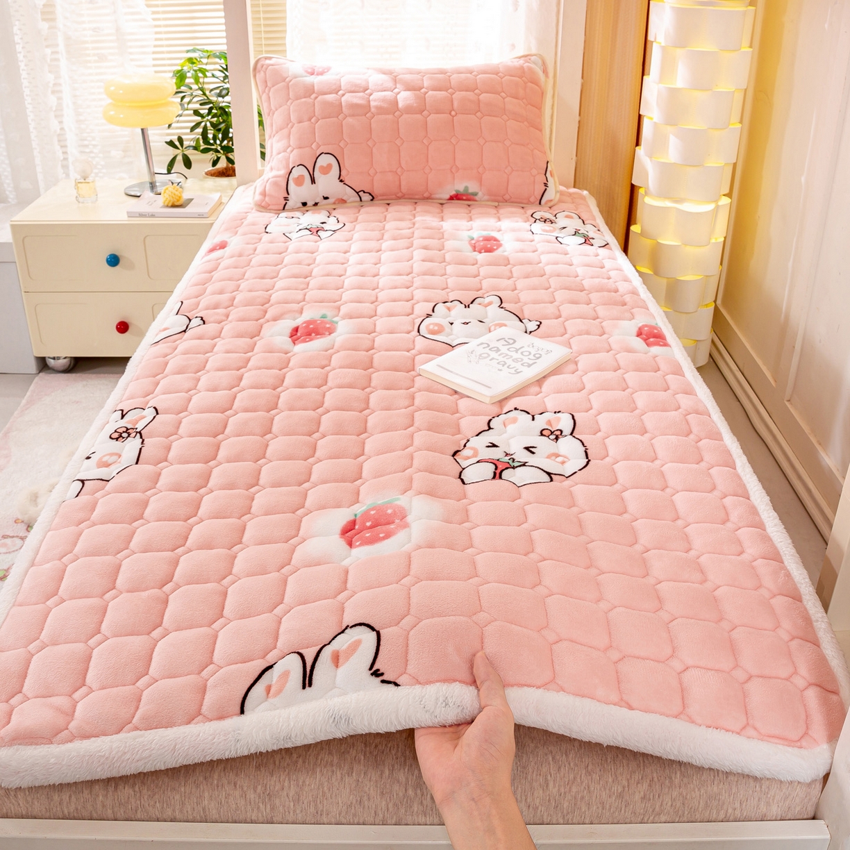 91家纺网 家纺一手货源 找家纺 眠势力 2025新款牛奶绒学生床垫加绒牛奶绒床褥子秋冬保暖珊瑚绒夹棉上下铺床护垫 草莓兔-牛奶绒床垫