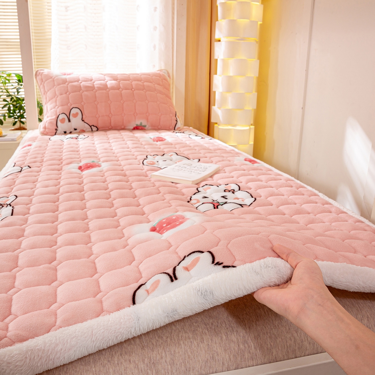 91家纺网 家纺一手货源 找家纺 眠势力 2025新款牛奶绒学生床垫加绒牛奶绒床褥子秋冬保暖珊瑚绒夹棉上下铺床护垫 草莓兔-牛奶绒床垫