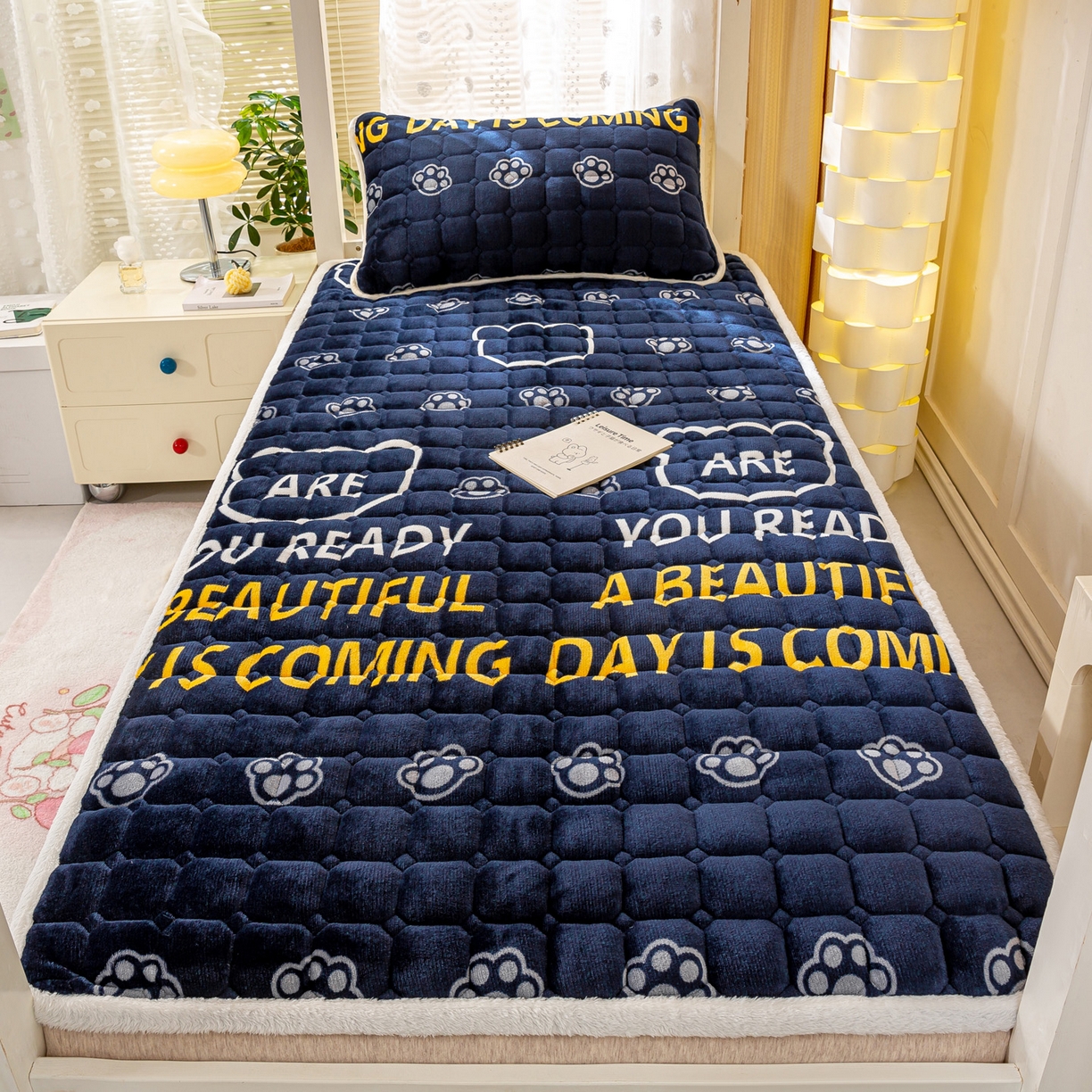 91家纺网 家纺一手货源 找家纺 眠势力 2025新款牛奶绒学生床垫加绒牛奶绒床褥子秋冬保暖珊瑚绒夹棉上下铺床护垫 潮小熊-牛奶绒床垫