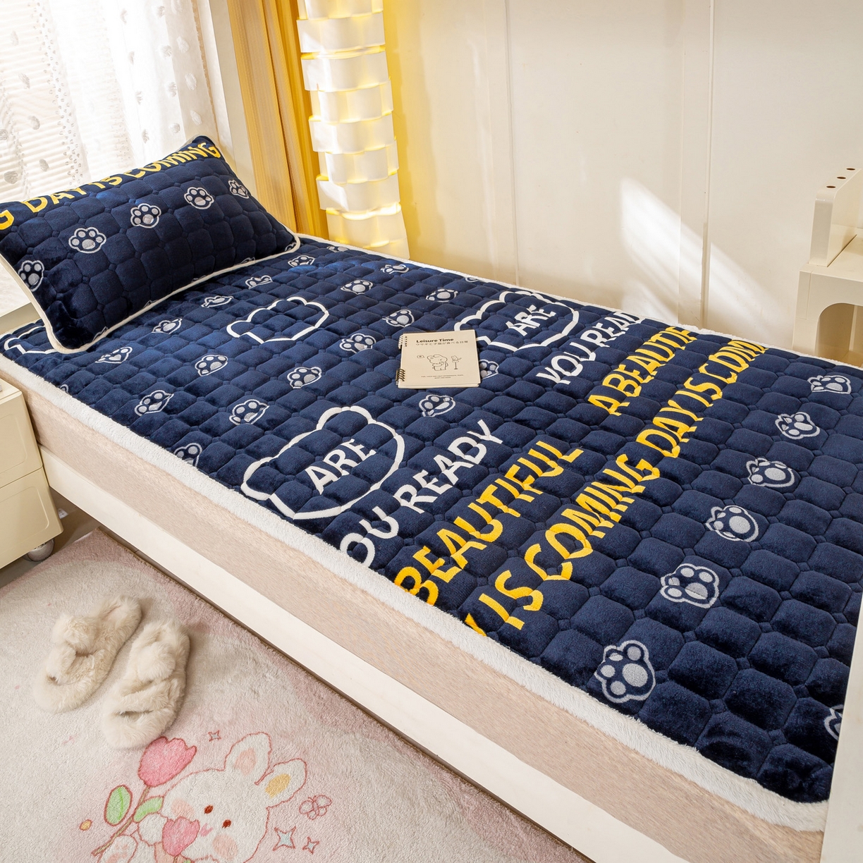 91家纺网 家纺一手货源 找家纺 眠势力 2025新款牛奶绒学生床垫加绒牛奶绒床褥子秋冬保暖珊瑚绒夹棉上下铺床护垫 潮小熊-牛奶绒床垫