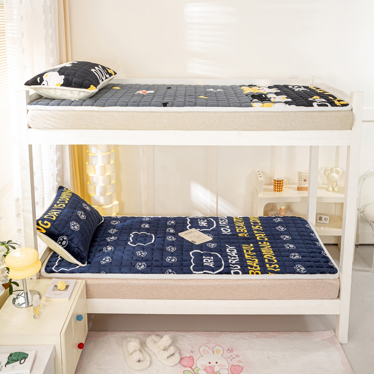 91家纺网 家纺一手货源 找家纺 眠势力 2025新款牛奶绒学生床垫加绒牛奶绒床褥子秋冬保暖珊瑚绒夹棉上下铺床护垫 潮小熊-牛奶绒床垫