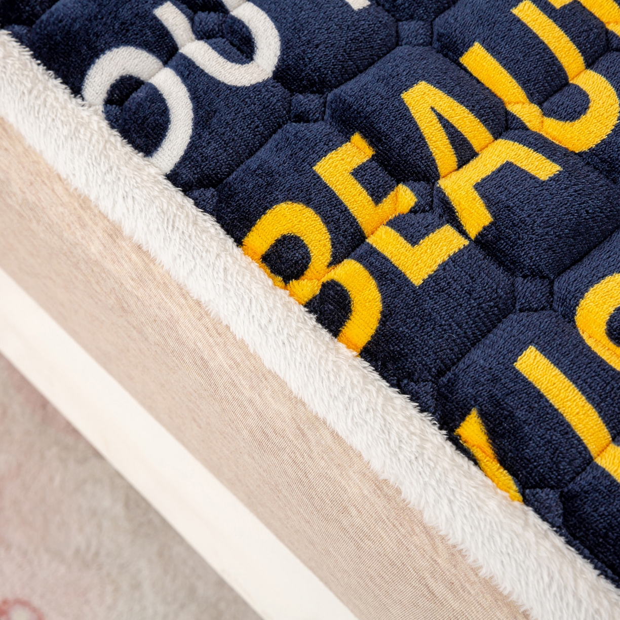 91家纺网 家纺一手货源 找家纺 眠势力 2025新款牛奶绒学生床垫加绒牛奶绒床褥子秋冬保暖珊瑚绒夹棉上下铺床护垫 潮小熊-牛奶绒床垫