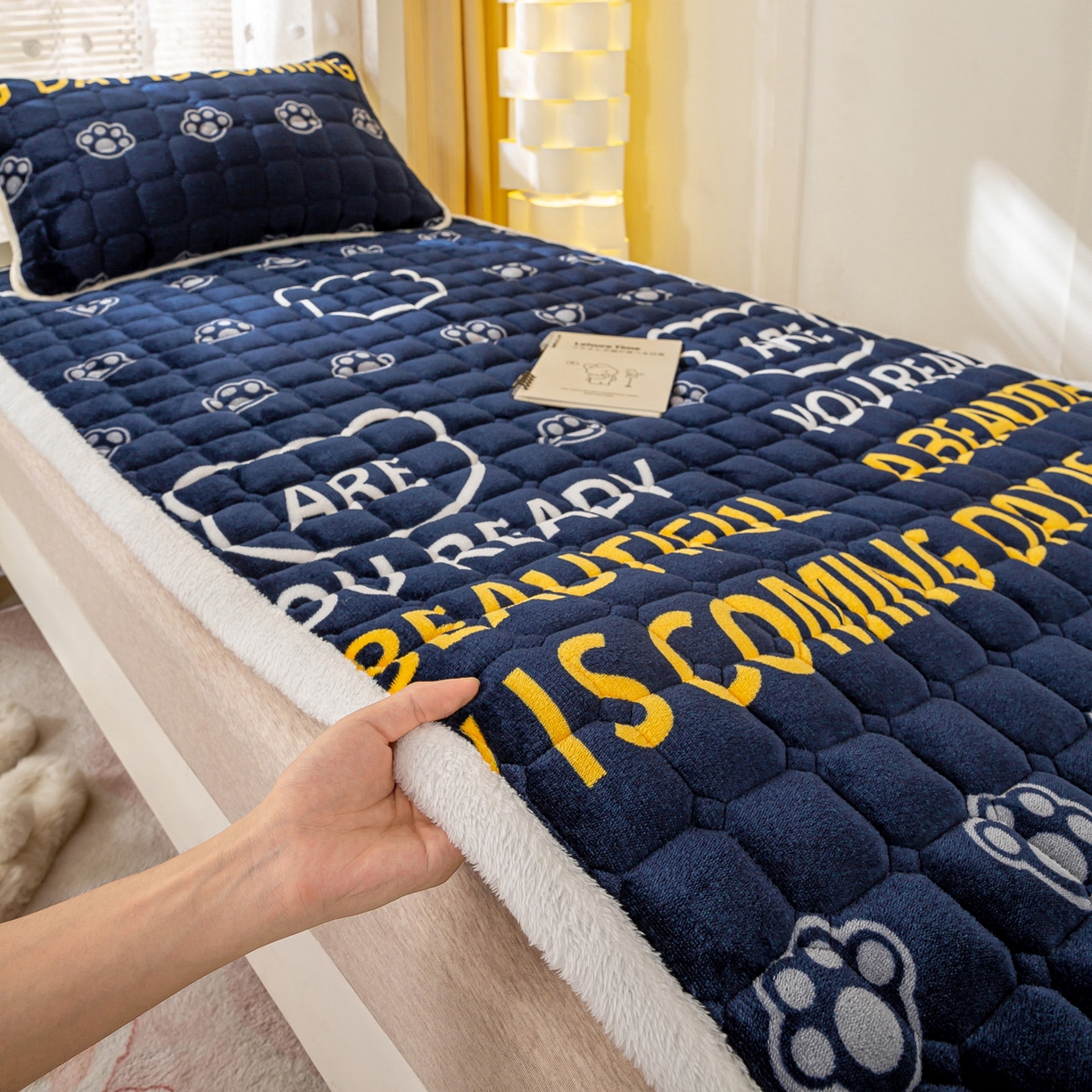 91家纺网 家纺一手货源 找家纺 眠势力 2025新款牛奶绒学生床垫加绒牛奶绒床褥子秋冬保暖珊瑚绒夹棉上下铺床护垫 潮小熊-牛奶绒床垫