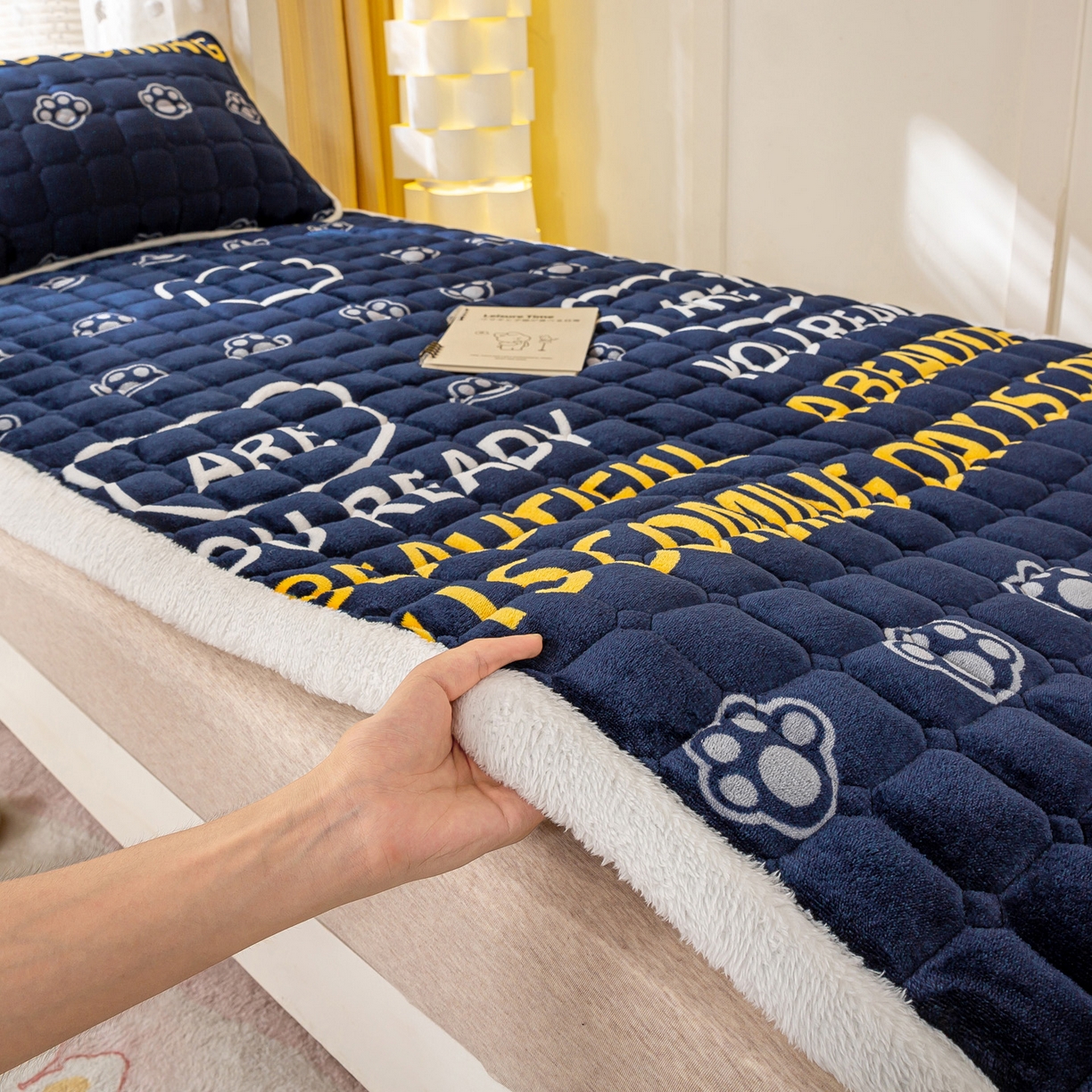 91家纺网 家纺一手货源 找家纺 眠势力 2025新款牛奶绒学生床垫加绒牛奶绒床褥子秋冬保暖珊瑚绒夹棉上下铺床护垫 潮小熊-牛奶绒床垫