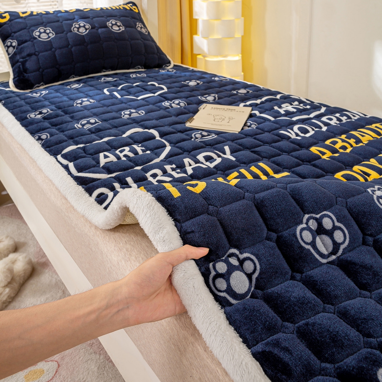 91家纺网 家纺一手货源 找家纺 眠势力 2025新款牛奶绒学生床垫加绒牛奶绒床褥子秋冬保暖珊瑚绒夹棉上下铺床护垫 潮小熊-牛奶绒床垫