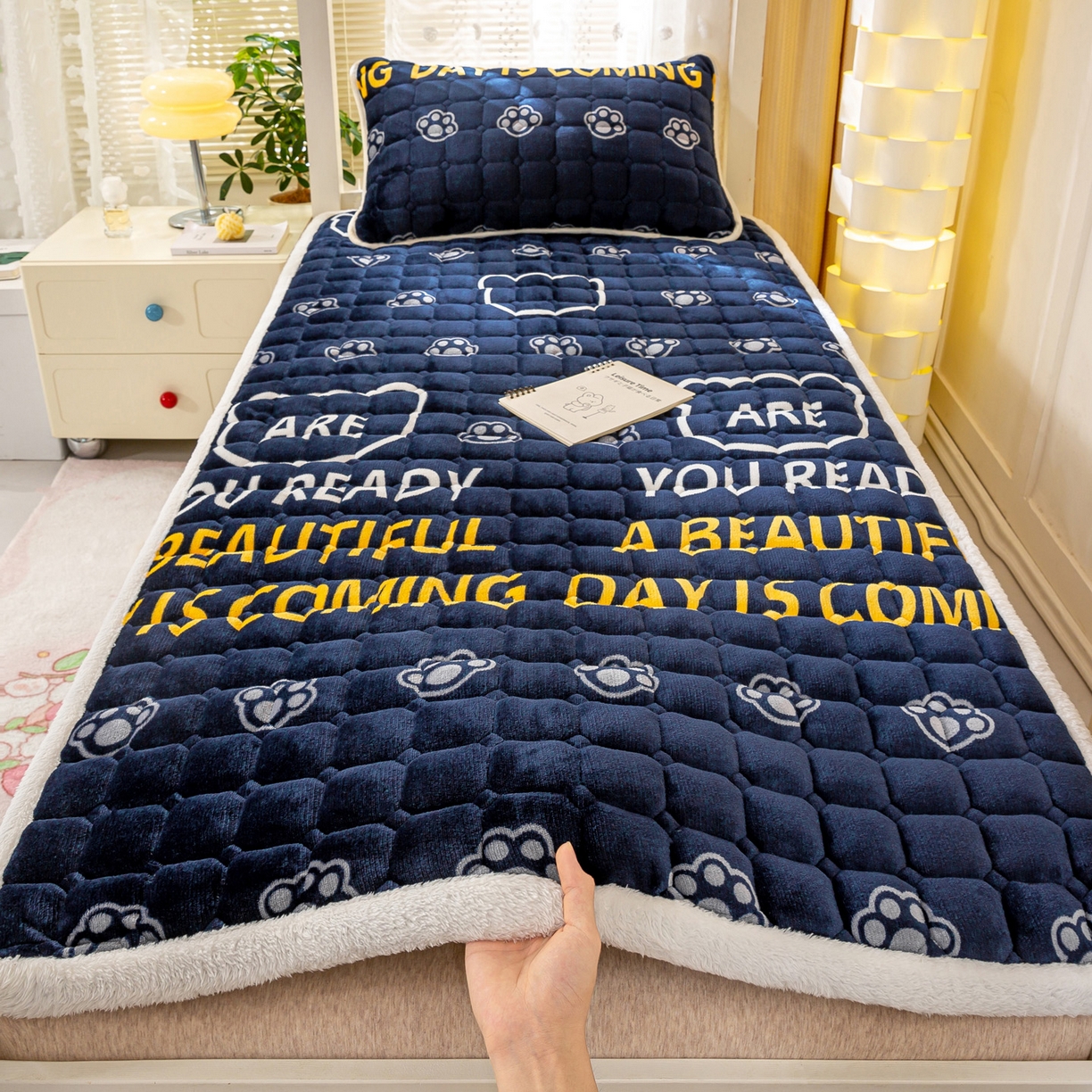 91家纺网 家纺一手货源 找家纺 眠势力 2025新款牛奶绒学生床垫加绒牛奶绒床褥子秋冬保暖珊瑚绒夹棉上下铺床护垫 潮小熊-牛奶绒床垫