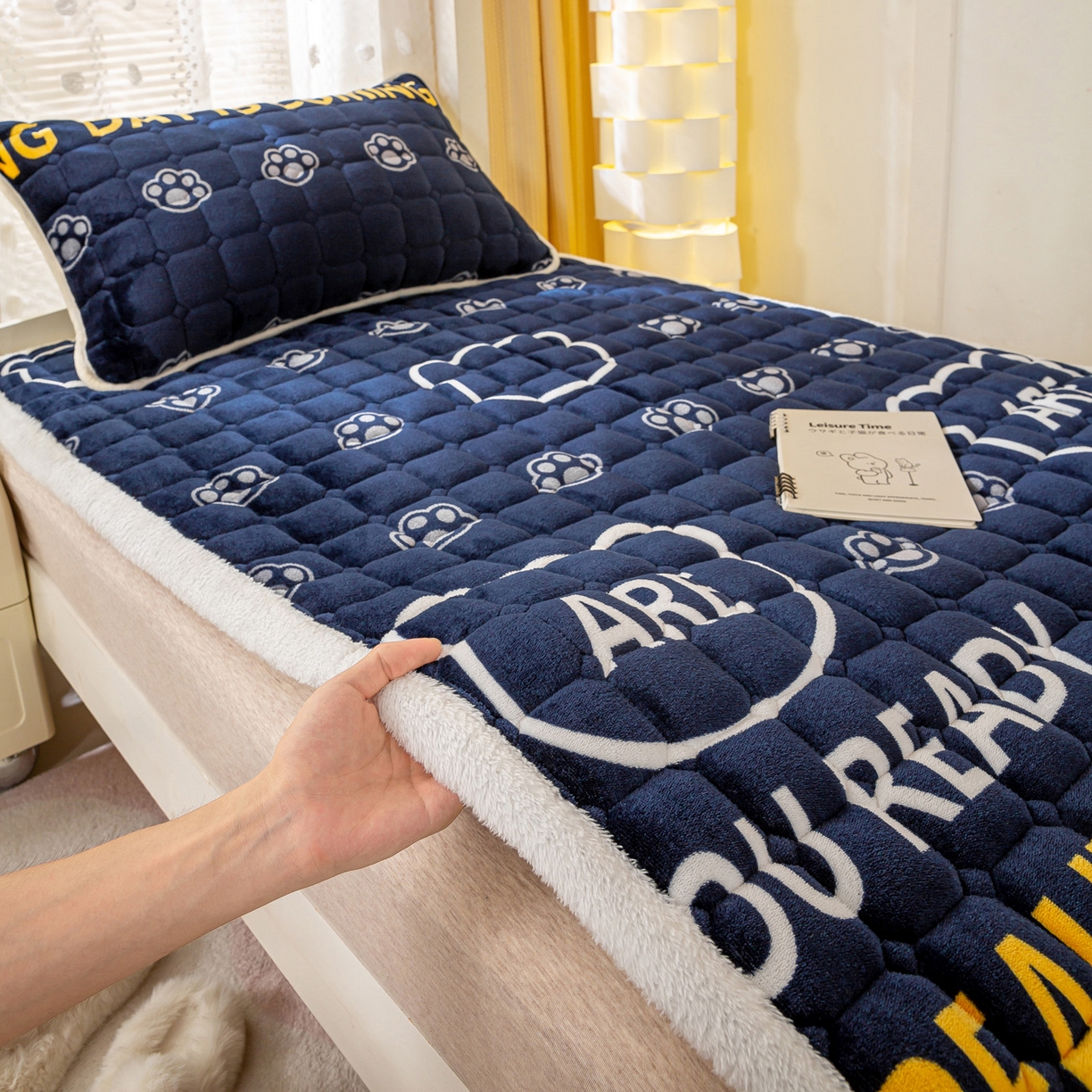 91家纺网 家纺一手货源 找家纺 眠势力 2025新款牛奶绒学生床垫加绒牛奶绒床褥子秋冬保暖珊瑚绒夹棉上下铺床护垫 潮小熊-牛奶绒床垫