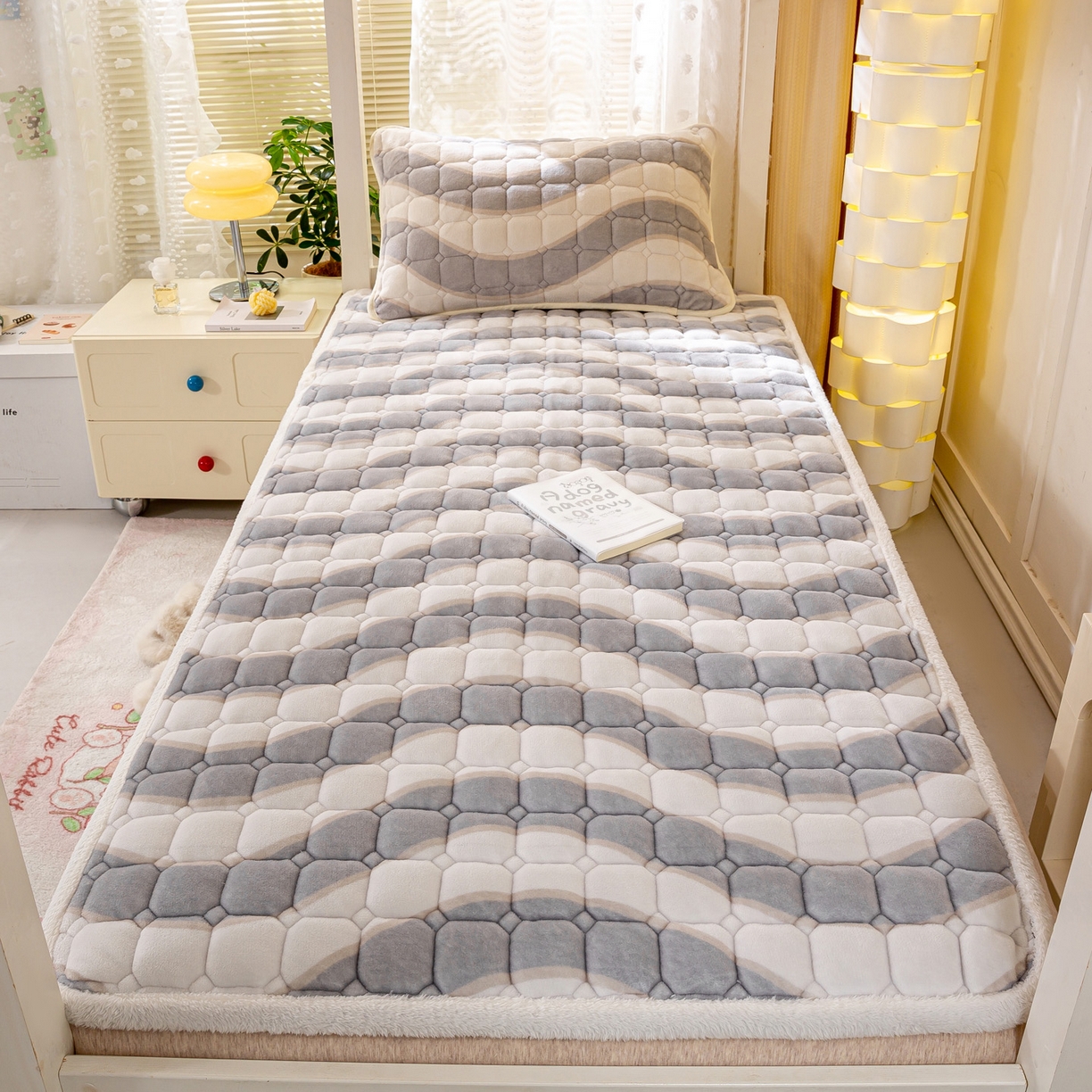 91家纺网 家纺一手货源 找家纺 眠势力 2025新款牛奶绒学生床垫加绒牛奶绒床褥子秋冬保暖珊瑚绒夹棉上下铺床护垫 乘风破浪-牛奶绒床垫