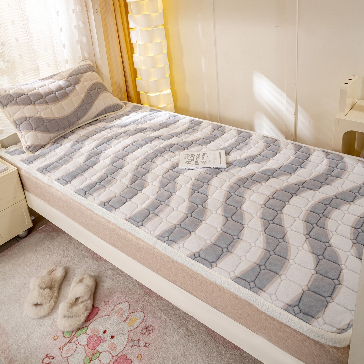 91家纺网 家纺一手货源 找家纺 眠势力 2025新款牛奶绒学生床垫加绒牛奶绒床褥子秋冬保暖珊瑚绒夹棉上下铺床护垫 乘风破浪-牛奶绒床垫