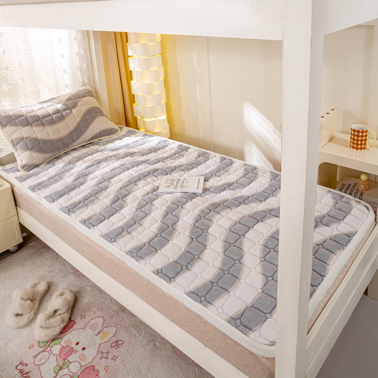 91家纺网 家纺一手货源 找家纺 眠势力 2025新款牛奶绒学生床垫加绒牛奶绒床褥子秋冬保暖珊瑚绒夹棉上下铺床护垫 乘风破浪-牛奶绒床垫