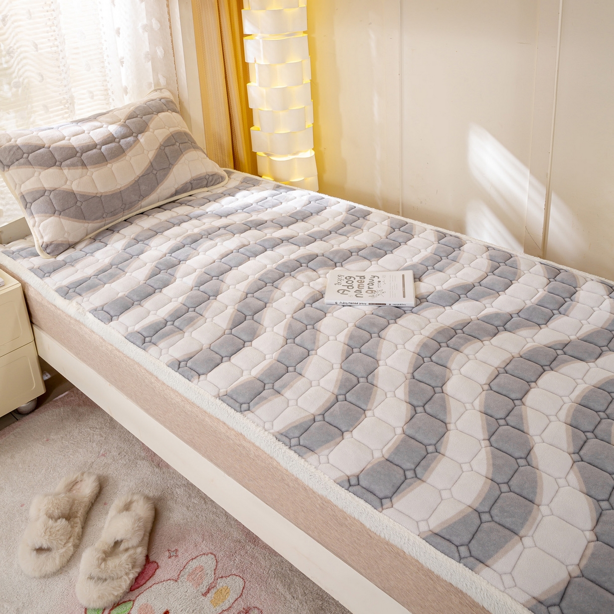 91家纺网 家纺一手货源 找家纺 眠势力 2025新款牛奶绒学生床垫加绒牛奶绒床褥子秋冬保暖珊瑚绒夹棉上下铺床护垫 乘风破浪-牛奶绒床垫