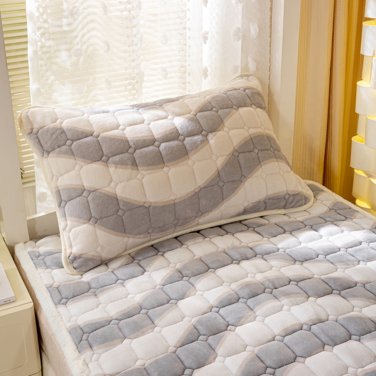 91家纺网 家纺一手货源 找家纺 眠势力 2025新款牛奶绒学生床垫加绒牛奶绒床褥子秋冬保暖珊瑚绒夹棉上下铺床护垫 乘风破浪-牛奶绒床垫