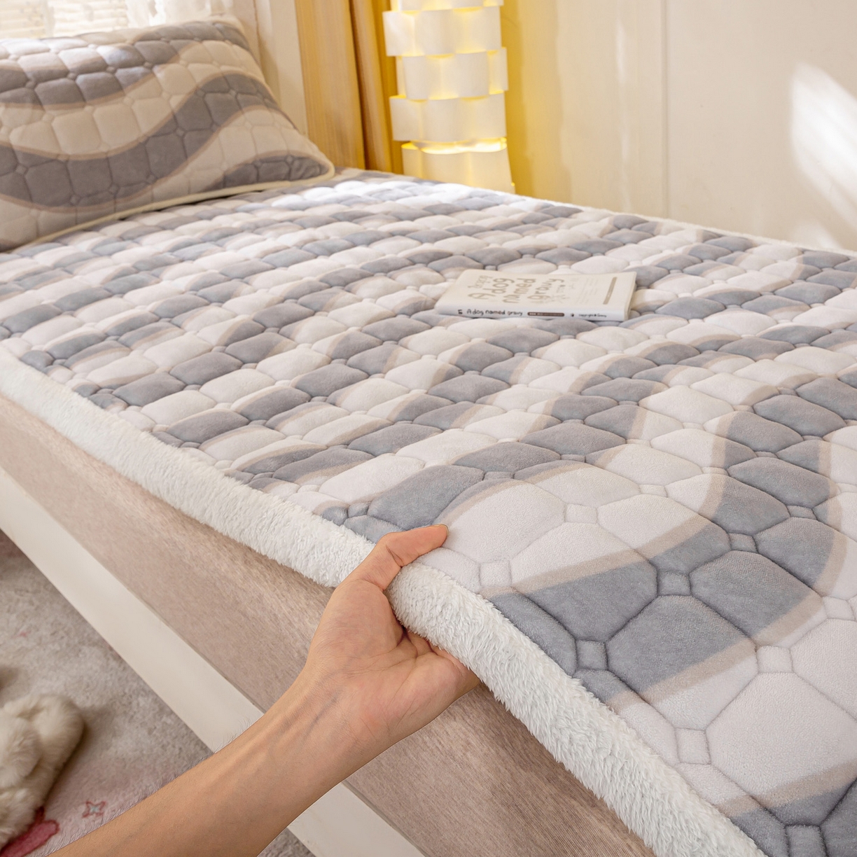 91家纺网 家纺一手货源 找家纺 眠势力 2025新款牛奶绒学生床垫加绒牛奶绒床褥子秋冬保暖珊瑚绒夹棉上下铺床护垫 乘风破浪-牛奶绒床垫