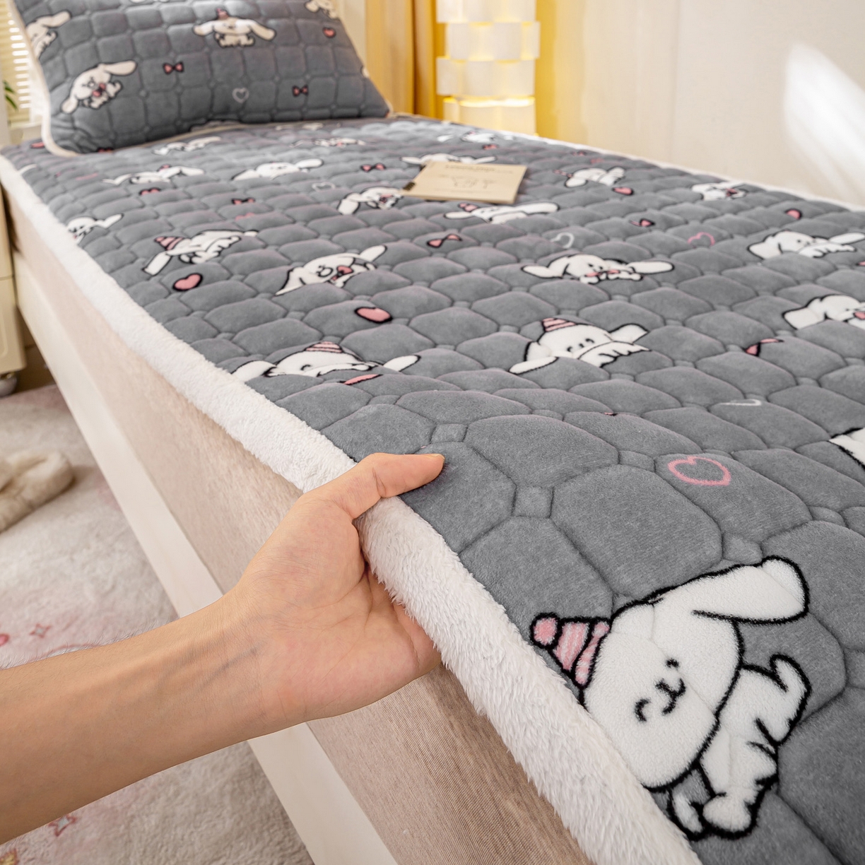 91家纺网 家纺一手货源 找家纺 眠势力 2025新款牛奶绒学生床垫加绒牛奶绒床褥子秋冬保暖珊瑚绒夹棉上下铺床护垫 大耳朵-牛奶绒床垫