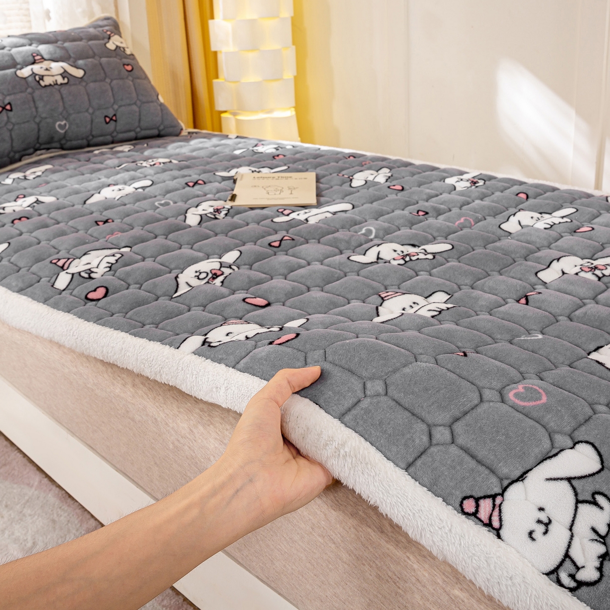91家纺网 家纺一手货源 找家纺 眠势力 2025新款牛奶绒学生床垫加绒牛奶绒床褥子秋冬保暖珊瑚绒夹棉上下铺床护垫 大耳朵-牛奶绒床垫