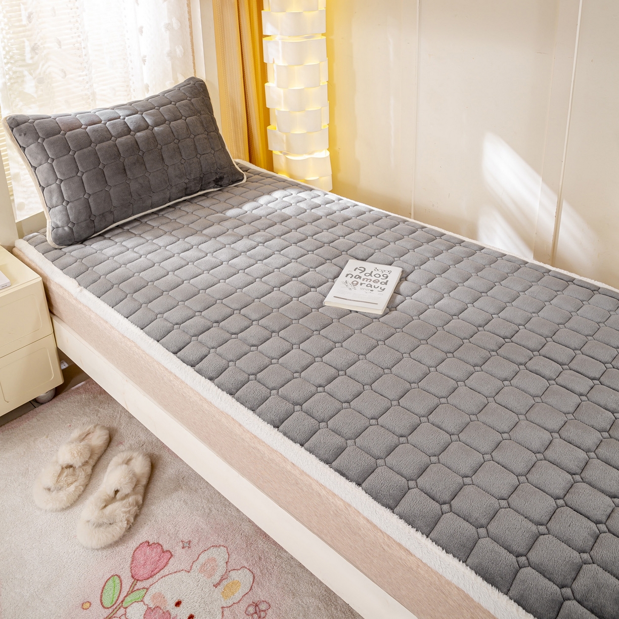 91家纺网 家纺一手货源 找家纺 眠势力 2025新款牛奶绒学生床垫加绒牛奶绒床褥子秋冬保暖珊瑚绒夹棉上下铺床护垫 高冷灰-牛奶绒床垫