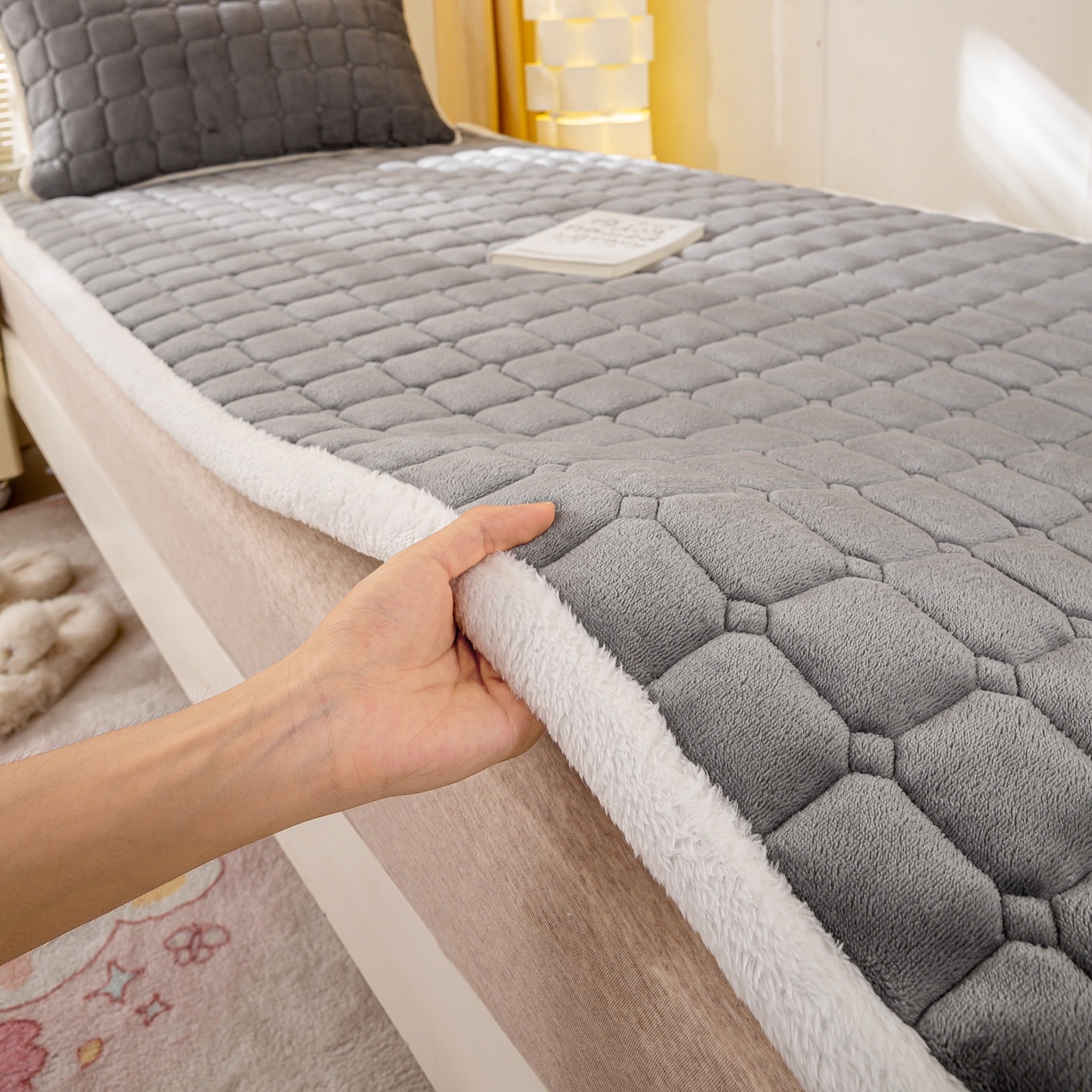 91家纺网 家纺一手货源 找家纺 眠势力 2025新款牛奶绒学生床垫加绒牛奶绒床褥子秋冬保暖珊瑚绒夹棉上下铺床护垫 高冷灰-牛奶绒床垫