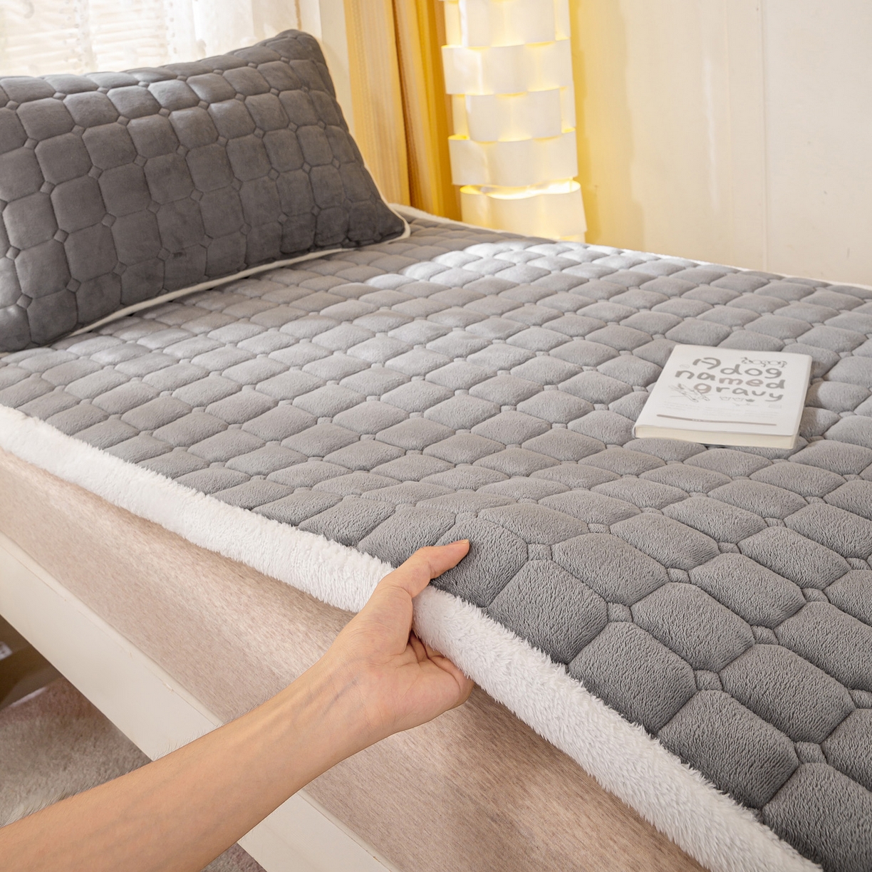 91家纺网 家纺一手货源 找家纺 眠势力 2025新款牛奶绒学生床垫加绒牛奶绒床褥子秋冬保暖珊瑚绒夹棉上下铺床护垫 高冷灰-牛奶绒床垫