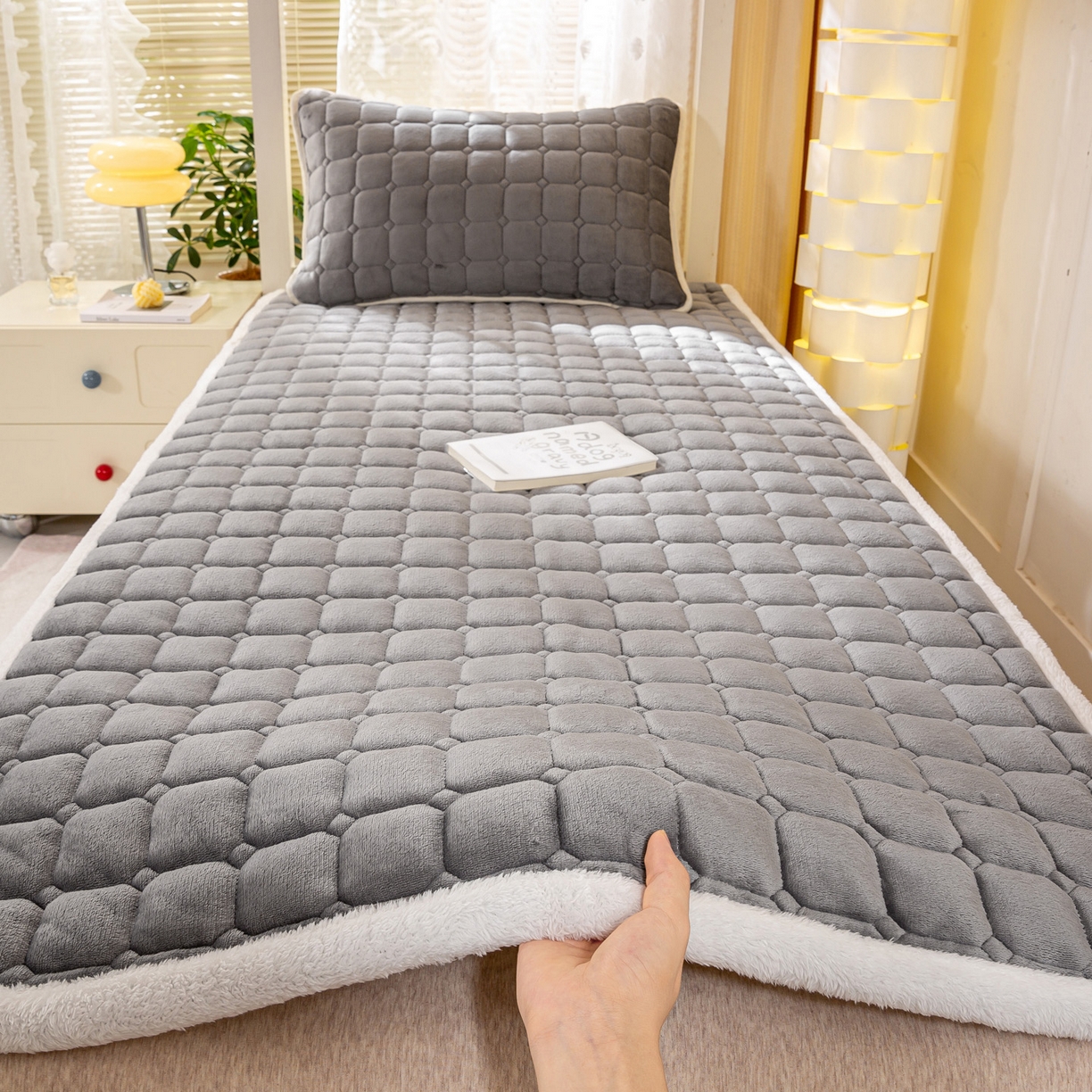 91家纺网 家纺一手货源 找家纺 眠势力 2025新款牛奶绒学生床垫加绒牛奶绒床褥子秋冬保暖珊瑚绒夹棉上下铺床护垫 高冷灰-牛奶绒床垫