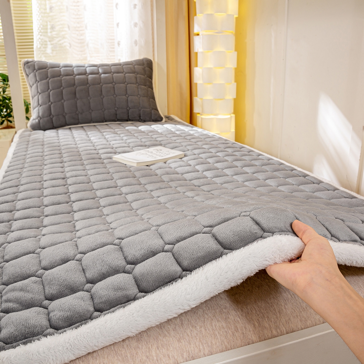 91家纺网 家纺一手货源 找家纺 眠势力 2025新款牛奶绒学生床垫加绒牛奶绒床褥子秋冬保暖珊瑚绒夹棉上下铺床护垫 高冷灰-牛奶绒床垫