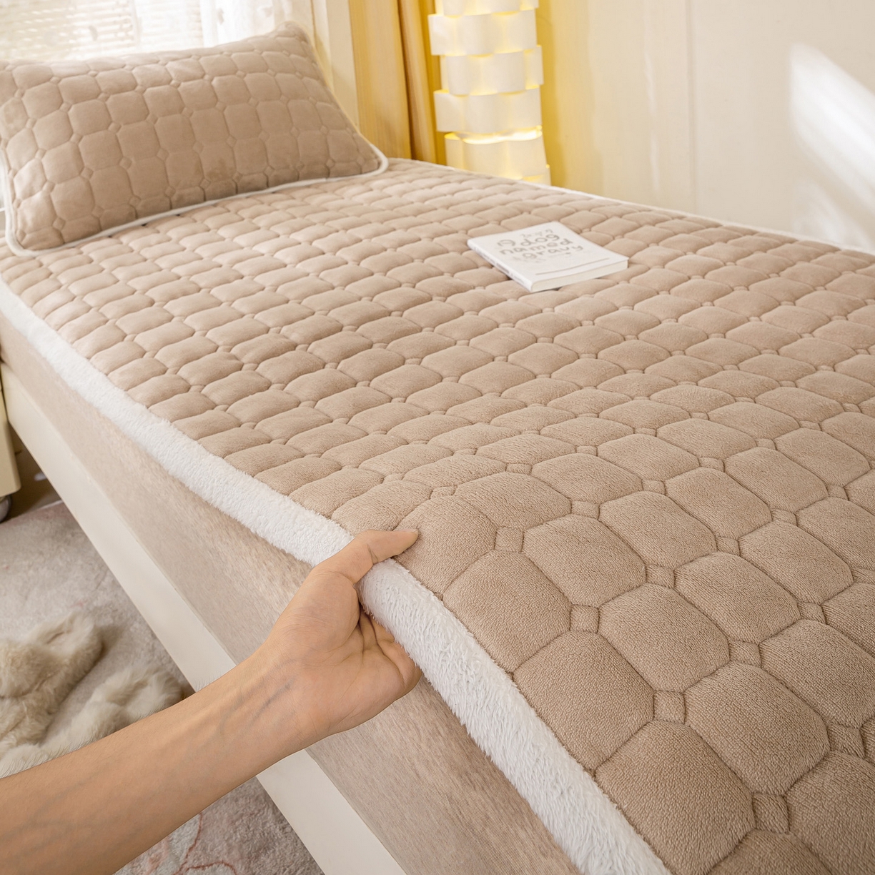 91家纺网 家纺一手货源 找家纺 眠势力 2025新款牛奶绒学生床垫加绒牛奶绒床褥子秋冬保暖珊瑚绒夹棉上下铺床护垫 卡其-牛奶绒床垫