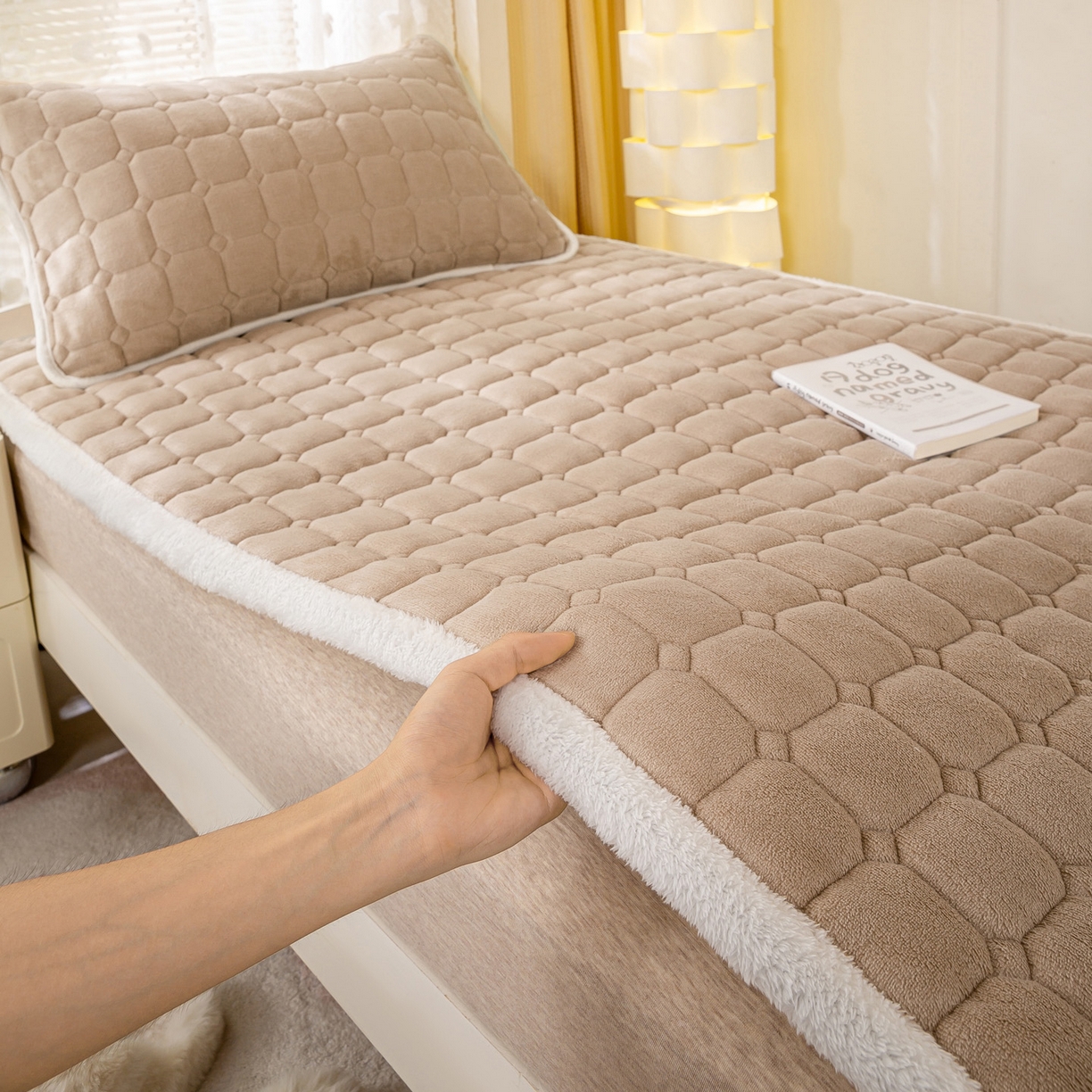 91家纺网 家纺一手货源 找家纺 眠势力 2025新款牛奶绒学生床垫加绒牛奶绒床褥子秋冬保暖珊瑚绒夹棉上下铺床护垫 卡其-牛奶绒床垫