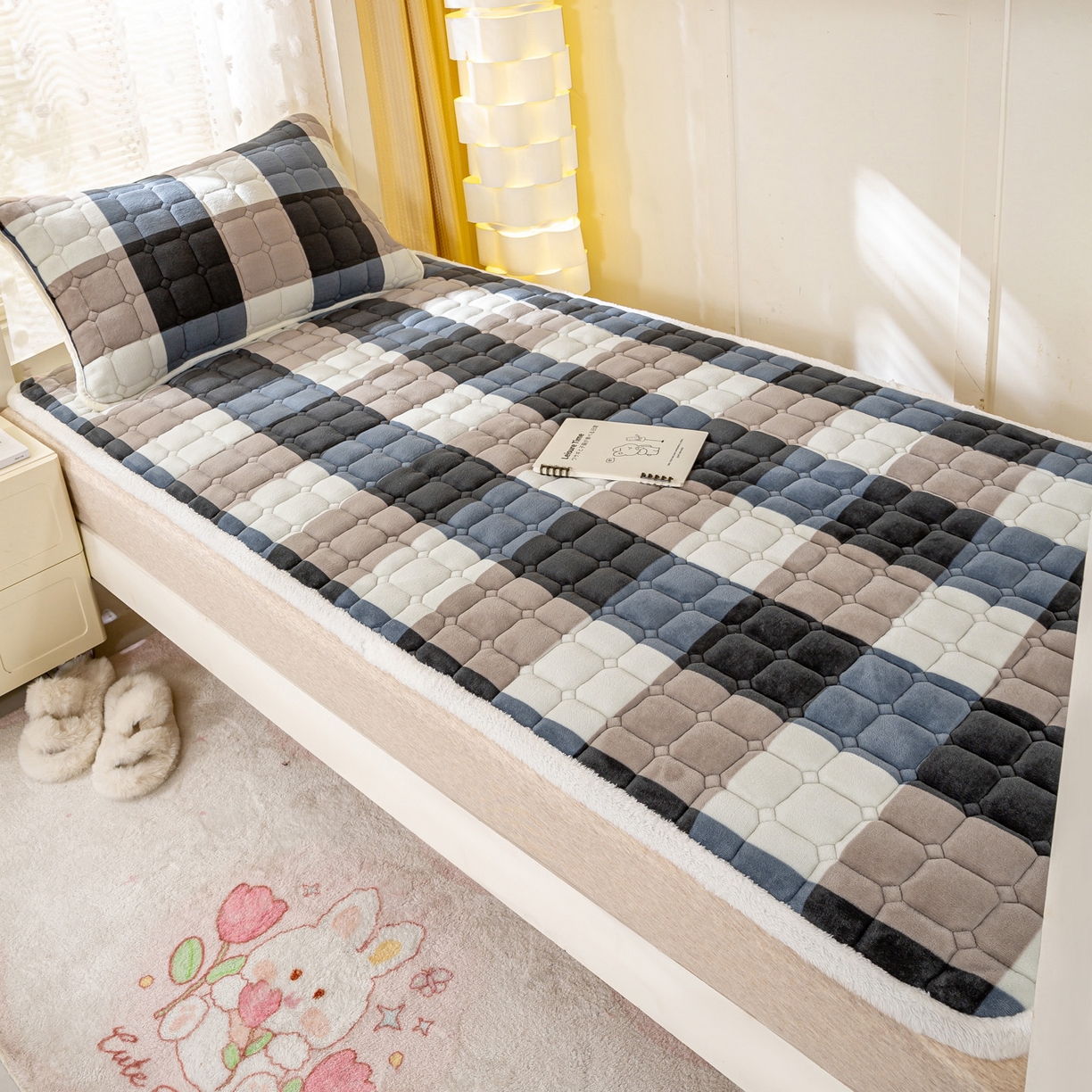 91家纺网 家纺一手货源 找家纺 眠势力 2025新款牛奶绒学生床垫加绒牛奶绒床褥子秋冬保暖珊瑚绒夹棉上下铺床护垫 兰大格-牛奶绒床垫