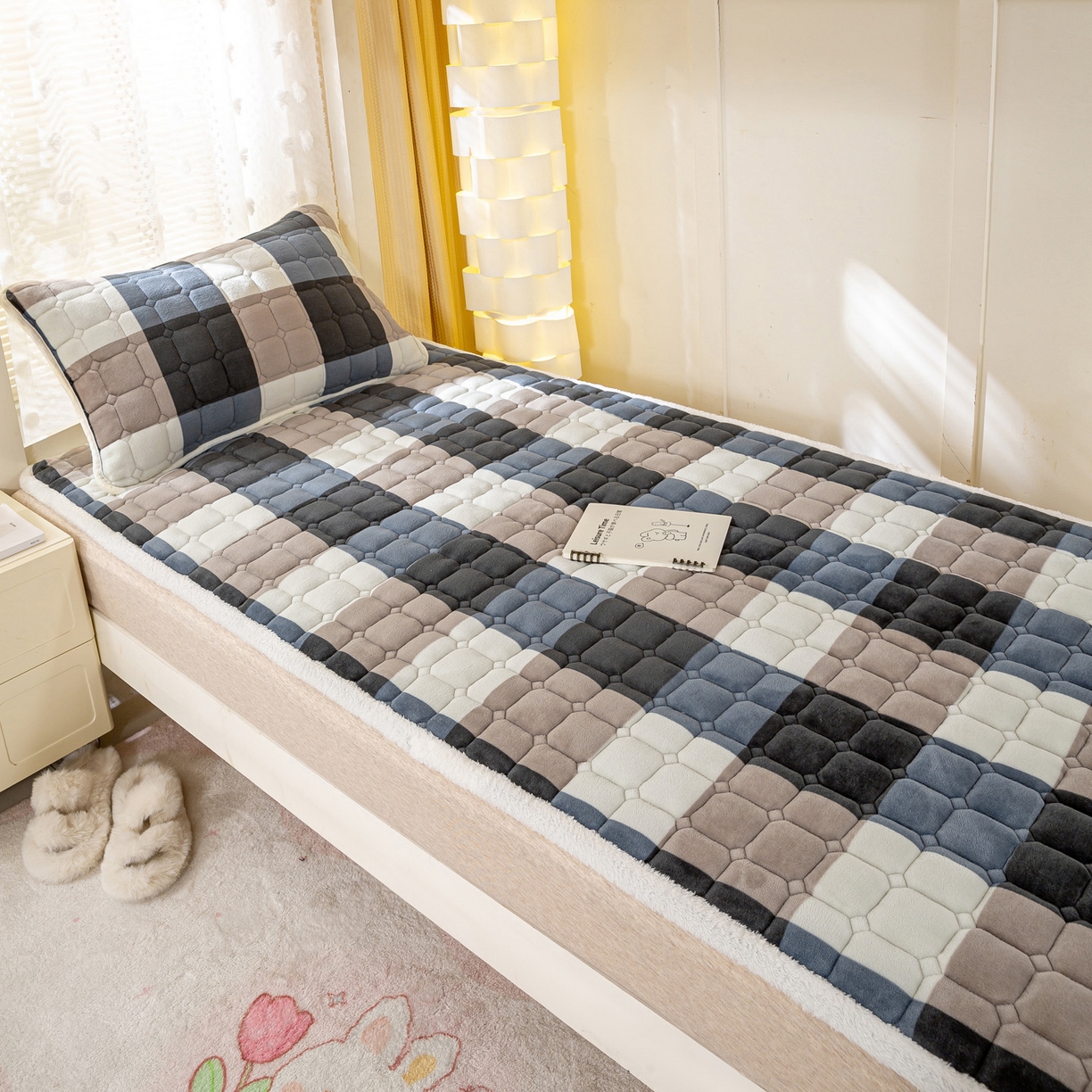 91家纺网 家纺一手货源 找家纺 眠势力 2025新款牛奶绒学生床垫加绒牛奶绒床褥子秋冬保暖珊瑚绒夹棉上下铺床护垫 兰大格-牛奶绒床垫