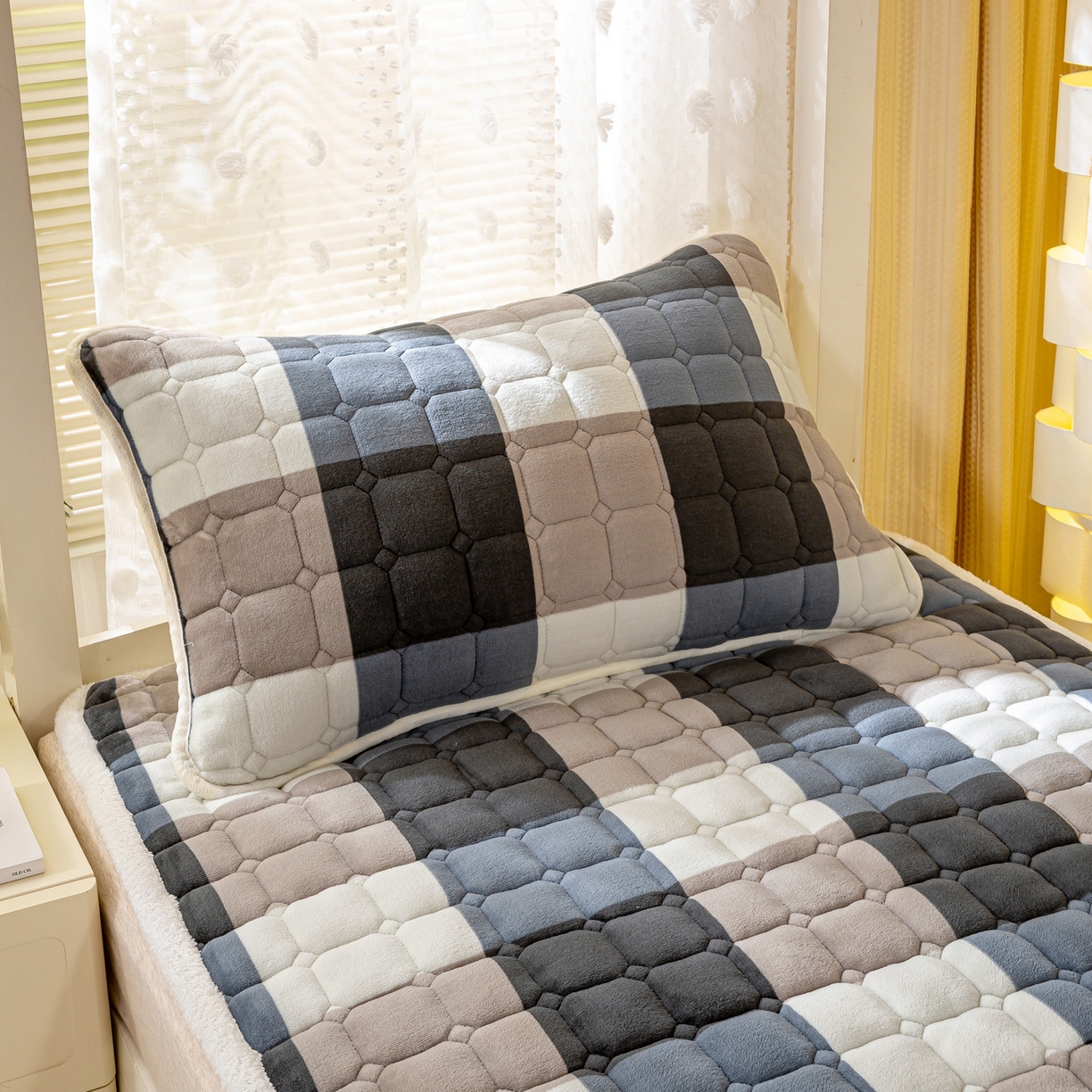 91家纺网 家纺一手货源 找家纺 眠势力 2025新款牛奶绒学生床垫加绒牛奶绒床褥子秋冬保暖珊瑚绒夹棉上下铺床护垫 兰大格-牛奶绒床垫